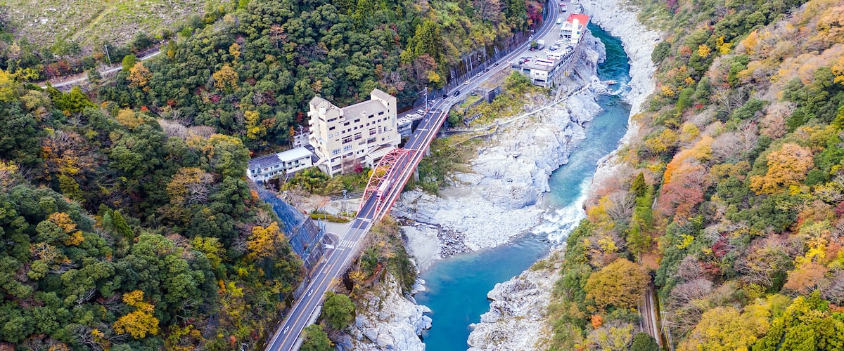 Around the station are popular tourist spots in Tokushima. In summer, you can enjoy rafting on the stream.