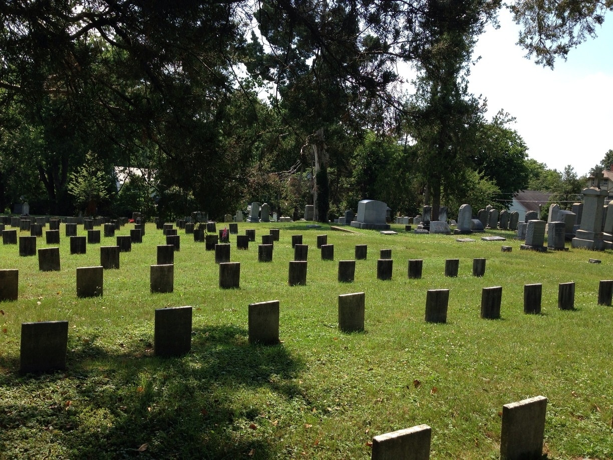 Six Confederate generals and more than 3,300 Southern soldiers lie buried here; 2,184 of them are unknown. The cemetery is open daily, with entry through the gates on Washington Avenue.