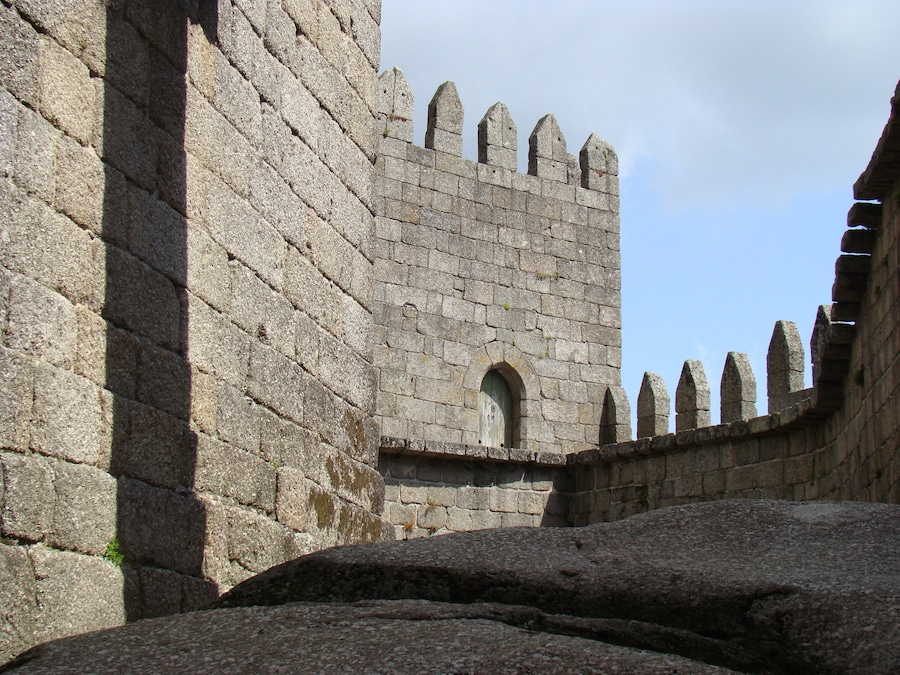 #Castelo #castle #Guimaraes #Portugal #History
O Castelo de Guimarães começou por um mosteiro mandado construir por Mumadona Dias no século X, antes, portanto, da formação de Portugal. Como os ataques dos mouros eram frequentes decidiram construir uma muralha para proteger a comunidade e os monges que viviam no seu interior. Foi esta fortaleza que deu origem ao Castelo de Guimarães. Mais tarde, no século XII, foi neste castelo que nasceu Dom Afonso Henriques que viria a ser o primeiro rei de Portugal. Com a falta de uso o castelo foi-se degradando. Recentemente foi recuperado e classificado como Monumento Nacional. É também considerado Patrimônio Mundial pela UNESCO. Um lugar cheio de história e que foi berço de Portugal. Não é à toa que em um pedaço da muralha original tem os dizeres “Aqui nasceu Portugal”.
The Castle of Guimarães began with a monastery built by Mumadona Dias in the 10th century, before, therefore, the formation of Portugal. As the attacks of the Moors were frequent they decided to build a wall to protect the community and the monks that lived inside. It was this fort that gave origin to the Castle of Guimarães. Later, in the twelfth century, it was in this castle that Dom Afonso Henriques was born. Some years after he would become the first king of Portugal. With the lack of use the castle was degrading. Recently it was recovered and classified as National Monument. It is also considered World Heritage by UNESCO. A place full of history and that was cradle of Portugal. It is no wonder that in a piece of the original wall has the words "Here was born Portugal".