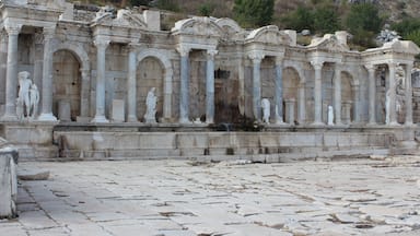Sagalassos, Antalya'ya 110, Ispartaya 41 km uzaklıkta, Burdur'un Ağlasun ilçesinin 7 km kuzeydoğusunda yer alan antik bir kenttir. Antik Yunan'da Pisidya'nın başkenti olan bu şehrin çoğu yapısı kısmen ayakta kalabilmiştir.