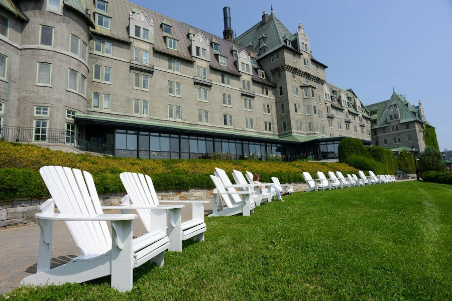 Fairmont Le Manoir Richelieu is located in the region of Charlevoix an hour or so from Quebec City.
This is truly a fabulous escape !
Be sure and go on a horse carriage ride.