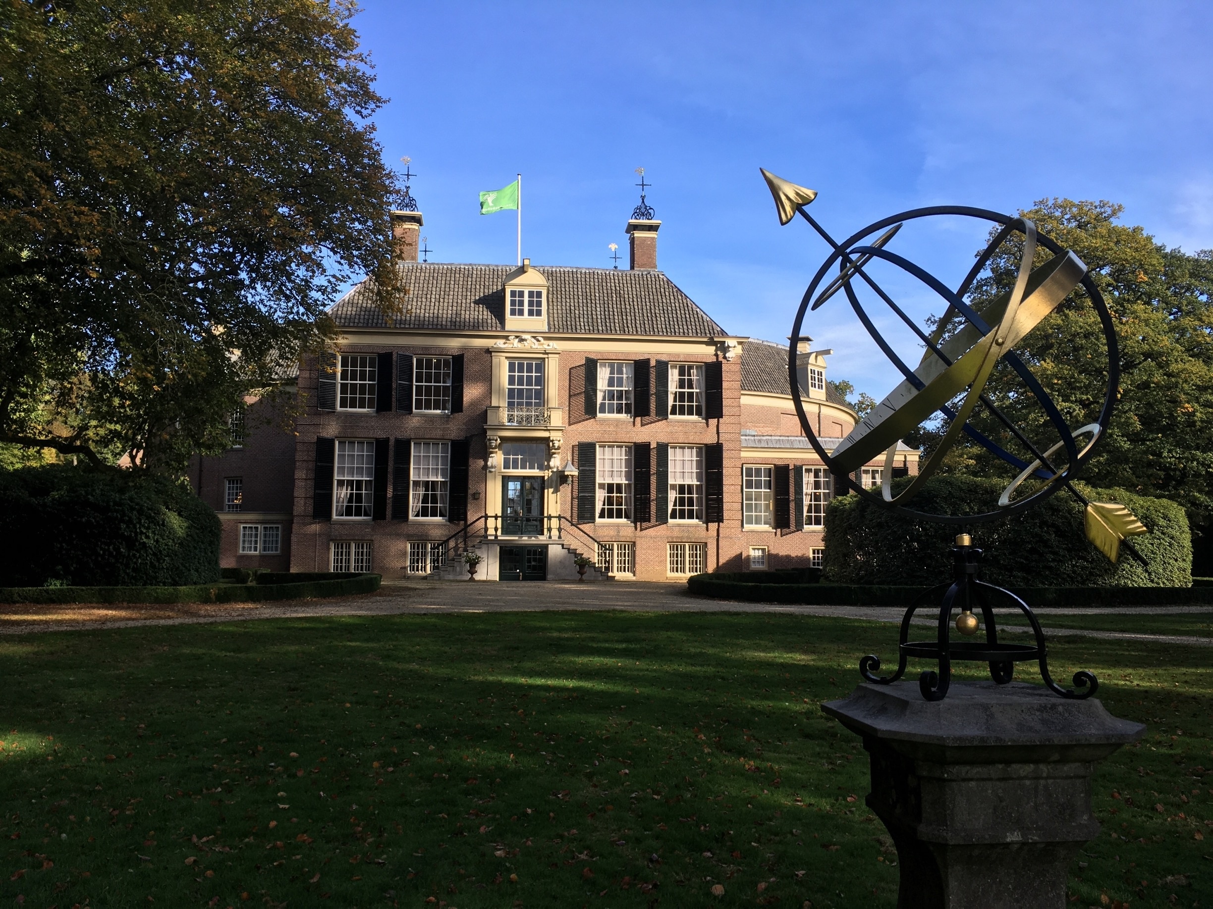 No towers and just a small moat. But a great park and mansion, a sundial and a top (lunch) restaurant as well. 

https://kasteelgroeneveld.nl/