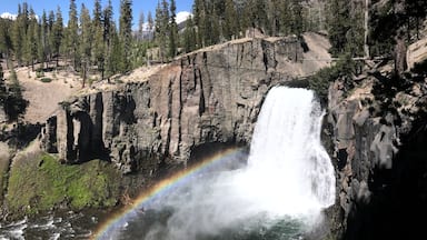Rainbow Falls can only be seen by hiking the 2 additional miles from Devils Postpile (0.4 mi) from the trailhead. The only way to reach the trailhead is by taking a shuttle inside Devils Postpile National Monument in Mammoth, California. The hike is easy but fairly open so it can get pretty hot in the summer, but the view of Rainbow Falls is absolutely gorgeous! Highly recommend making the trip if you’re in Mammoth. This was taken in July 2017 during midday 