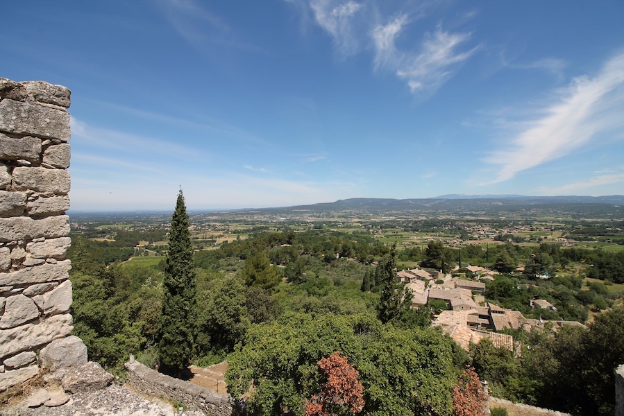 Staying in the Luberon region of France you are surrounded by many beautiful vistas, but one of the best is found by walking up to the old medieval village of Oppède le Vieux.
Looking back you can see across the valley and the other hilltop towns of the region (Gordes & Roussillon) poking out from the valley floor.
#lifeatexpedia