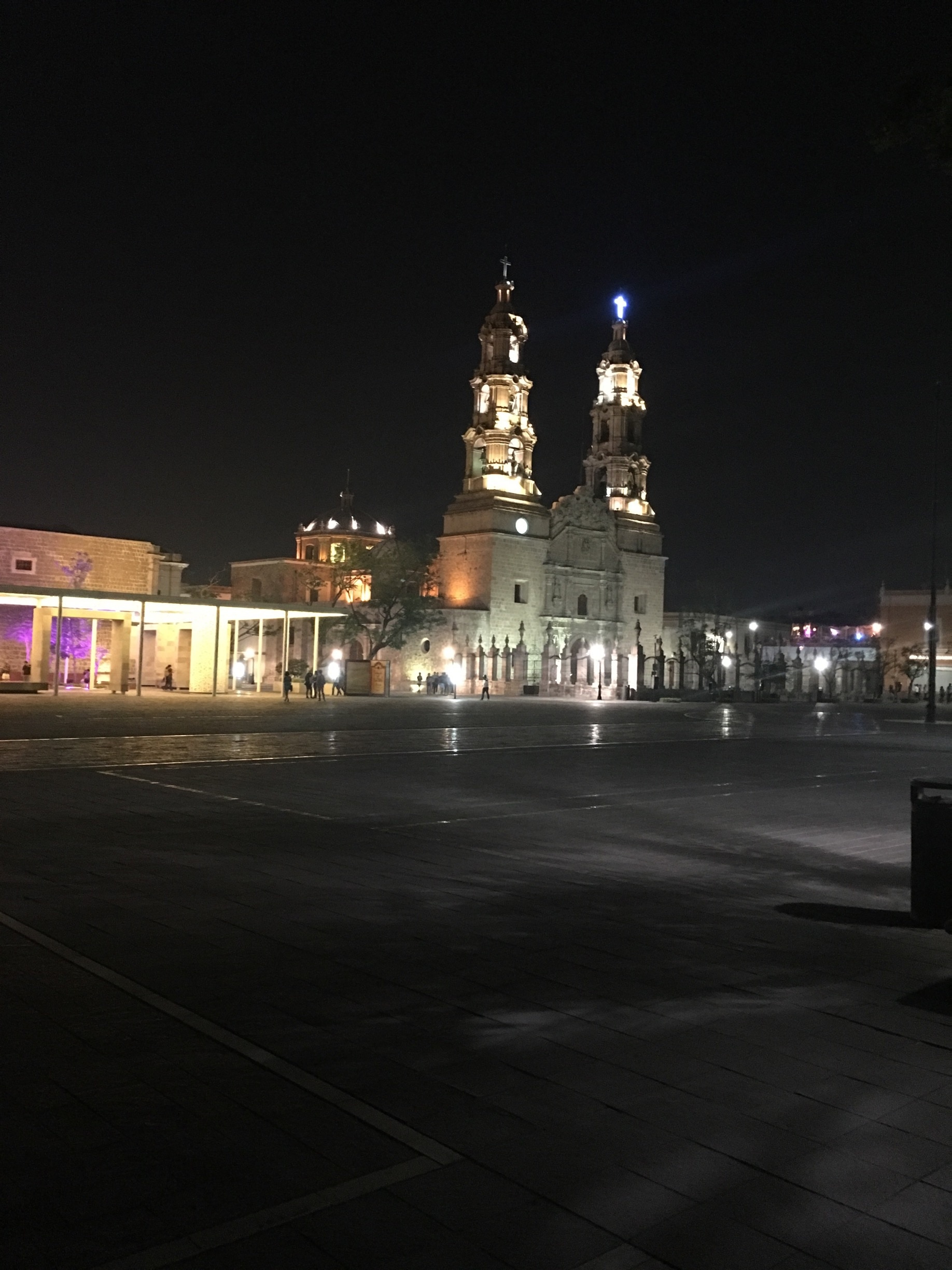 La Plaza en la noche. 
