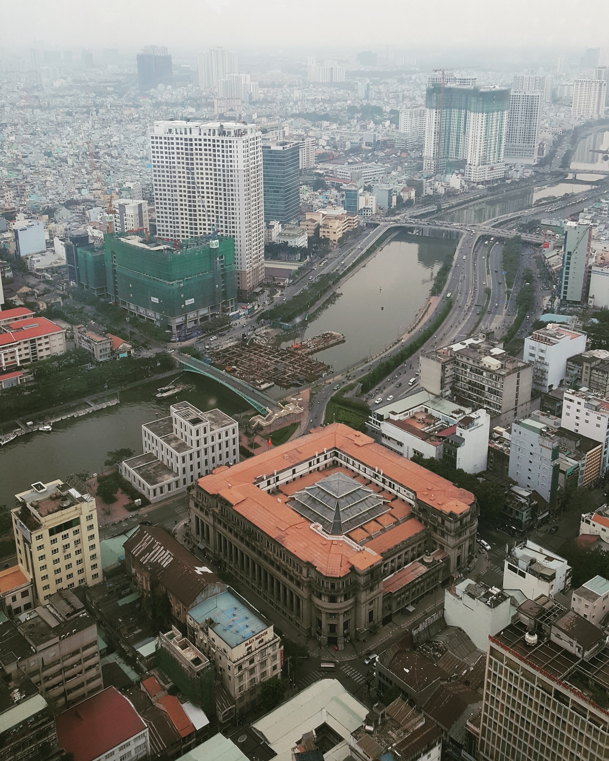 Views from Bitexco Financial Tower & Saigon Skydeck (49th floor). There's also the 'World of Heineken' discovery centre on the 58-60th floors. A must-do while in Ho Chi Minh City!

#hochiminh #hochiminhcity #hcmc #saigon #vietnam #bitexco #UrbanJungle 