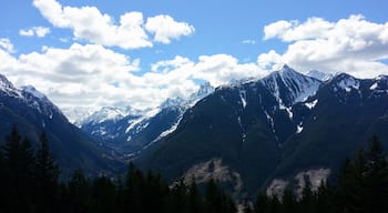 A magnificent view looking southward from our hike on Ford Mountain, as we took a break to enjoy the majestic Cascades. 