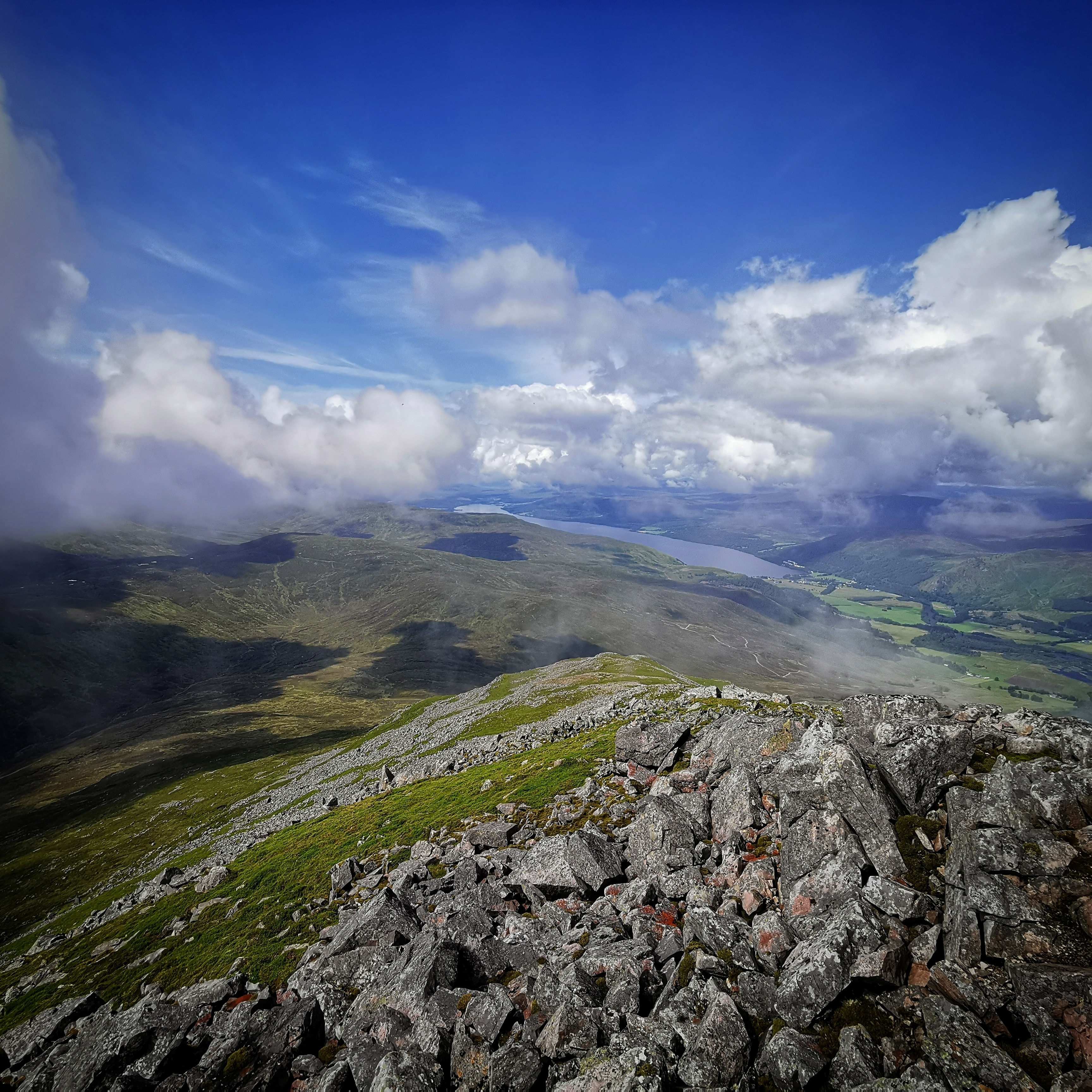 📍Schiehallion, by Kinloch Rannoch

Views of Loch Rannoch from the summit of Schiehallion. The Loch  is 15km in length, has an average width of 1.2km and reaches a depth of 130m.