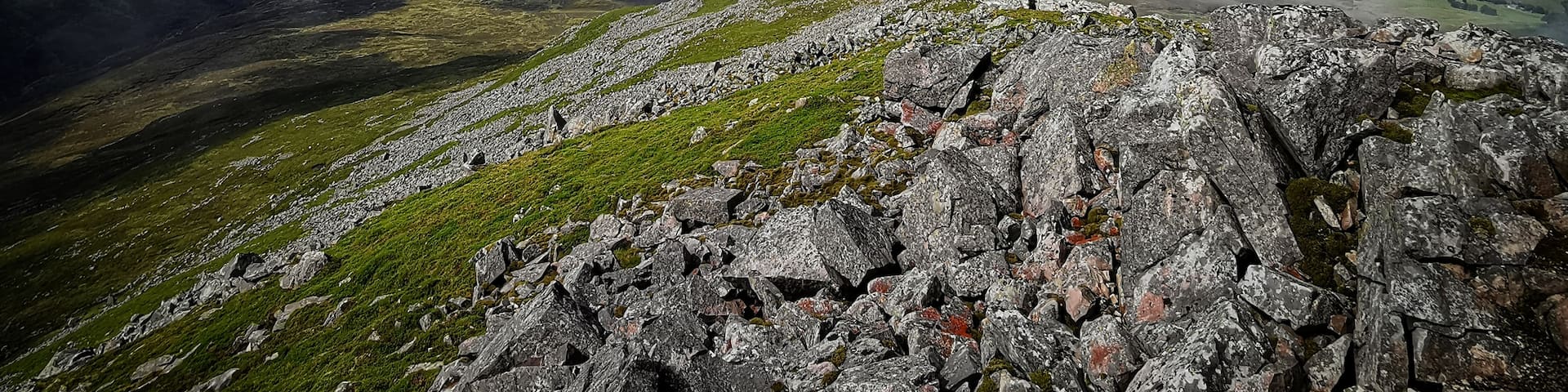 📍Schiehallion, by Kinloch Rannoch
Views of Loch Rannoch from the summit of Schiehallion. The Loch  is 15km in length, has an average width of 1.2km and reaches a depth of 130m.