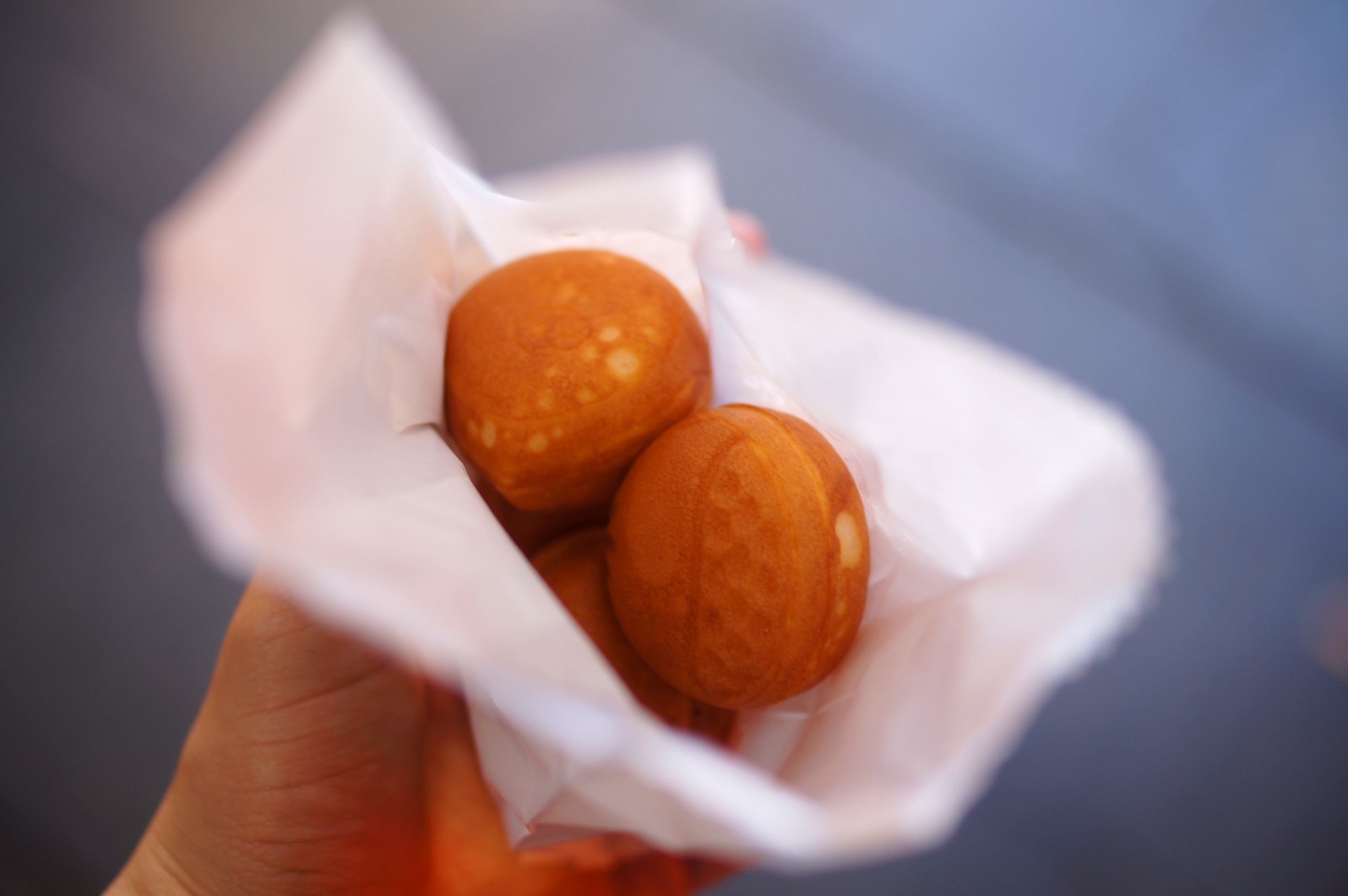Another discovery at the Chinatown Nightmarkets. These little sweets are called emperor's cream puffs. A tiny little warm cake bite, filled with glorious custard. 
They are freshly made at Emperor's Garden Cake and Bakery, 75 Dixon Street, Sydney.

#FoodieFinds