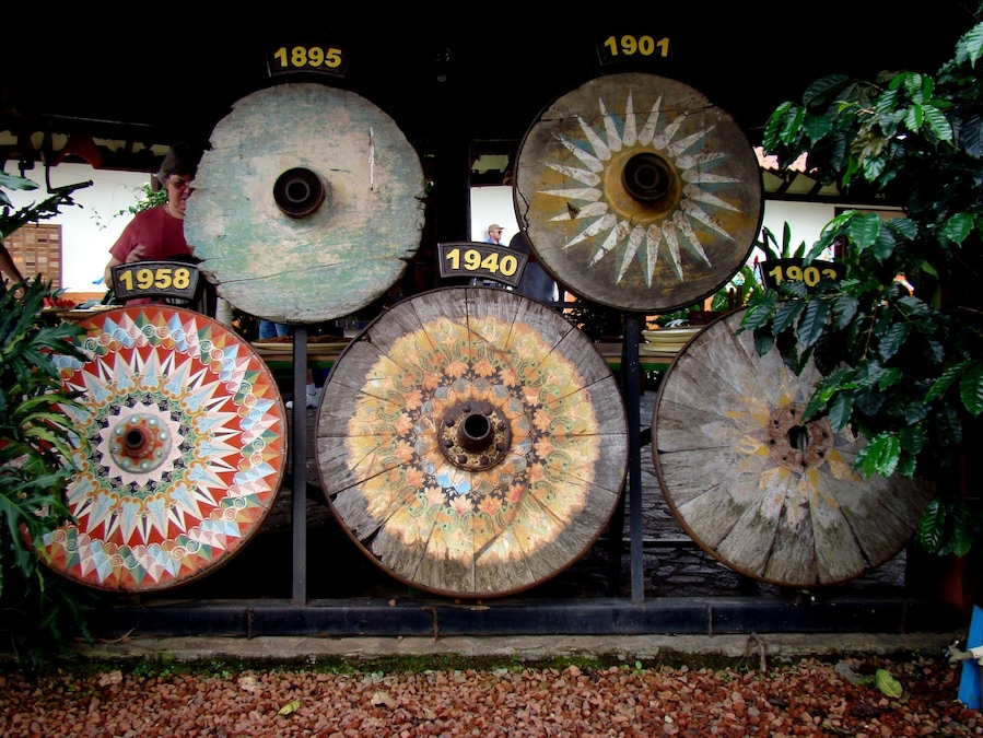 #Coffee #CostaRica #CentralAmerica
Evolução das rodas dos "Oxcart"
A bordo de um cruzeiro, fizemos uma parada em Puntarenas e fomos conhecer uma plantação de café. Passeio muito interessante e esclarecedor de todas as etapas do ciclo do café, desde o plantio até ao empacotamento, passando pelas etapas da colheita, secagem dos grãos e torrefação.