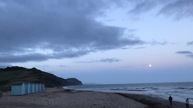 Drove down to Charmouth for a glimpse of the sunset, so atmospheric 