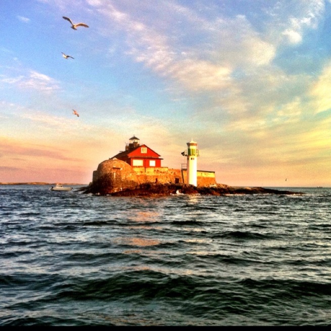 Böttö is located in the Göteborg harbor, with a house and a lighthouse. It was introduced mid 1800 and was occupied year round. In fog, a fog bell sounded every two minutes around the clock and the family had to pull a wire from the watch to the bed to get this done. Böttö is now possible to rent for conferences, kick-off and small for 30 ppl up to a day.
I wish I had this as a summer house =)