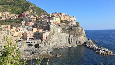 Cinque Terre , Italy- 5 lands connected like strings along the coast of Riviera #Italy. Picture using my phone, so not that good.