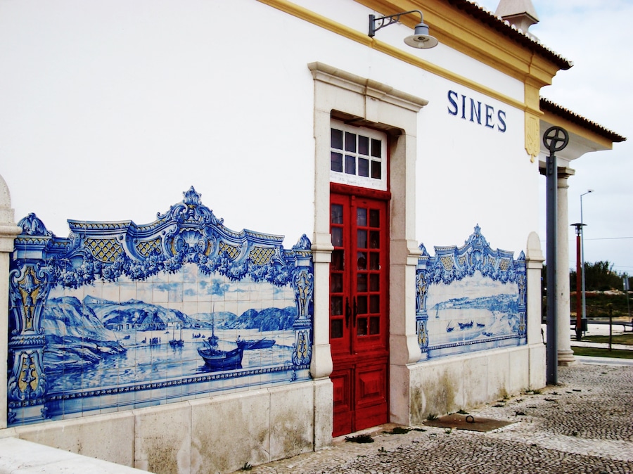 #Sines #Portugal #station #train
A antiga Estação Ferroviária de Sines é hoje um espaço onde funciona um excelente restaurante. As paredes externas têm azulejos azuis com alguns detalhes em amarelo. é de elogiar o excelente estado de conservação dos azulejos e do edifício como um todo. A estação foi inaugurada em 1936 e ligava Sines a Santiago do Cacém.
The former Sines Railway Station is now a space where an excellent restaurant operates. The outer walls have blue tiles with some yellow details. It is to be commended the excellent state of conservation of the tiles and the building as a whole. The original station was inaugurated in 1936 and linked Sines to Santiago do Cacém.