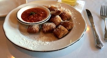 Fantastic toasted ravioli, a quintessential St. Louis dish. Excellent restaurant located on the Hill, a large Italian neighborhood.
#localgem #Delicious