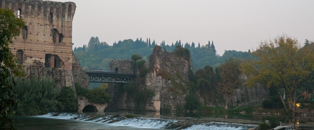 Made the trip to Borghetto from Sirmione just to take this photo, just making in on time at sunset.
 
ISO 100 - 57mm - f/20 - 2.5sec