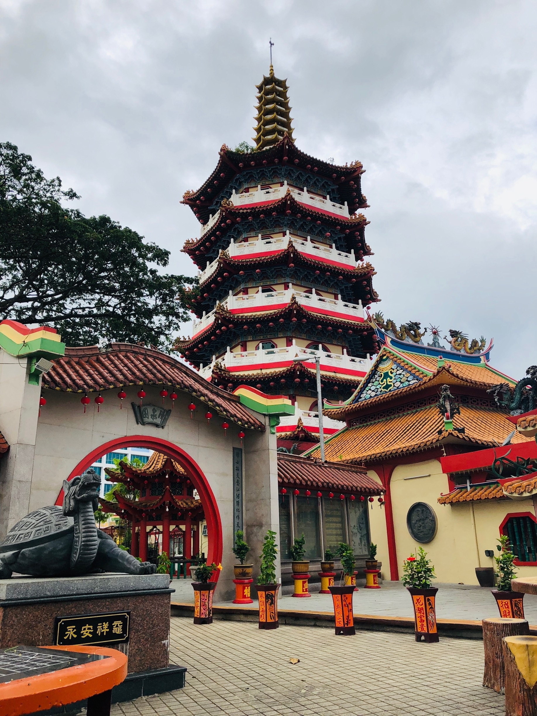 ⛩ Sibu’s iconic 7 storey pagoda, Tua Pek Kong Temple is one of the oldest and preserved Chinese temple in the town. #sibu #town #heritage #chinesetemple #hokkien #1870