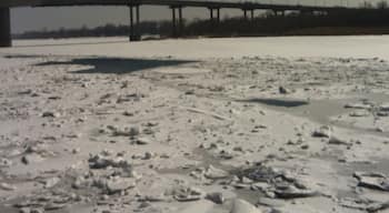 Ice on the river Don. And Voroshilovskiy bridge. 