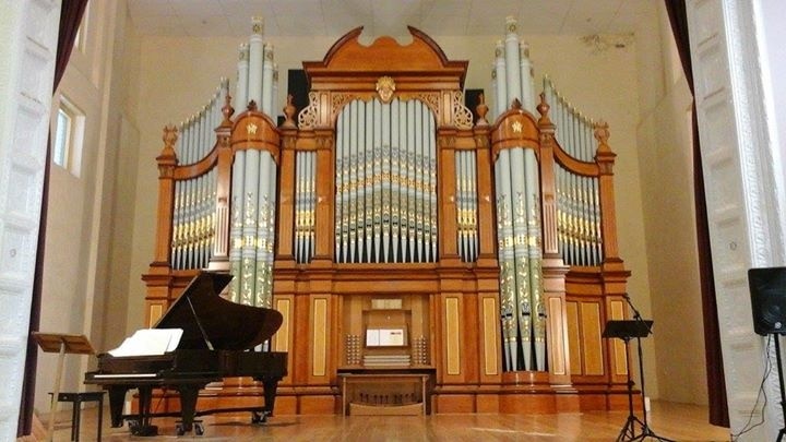 The photo doesn't do this magnificent instrument justice.

1877 Hill and Son Grand Organ at the Barossa Regional Art Gallery which still is in working order. For $5 you can hear it being played on Wednesdays and the money goes back into it's ongoing maintenance.