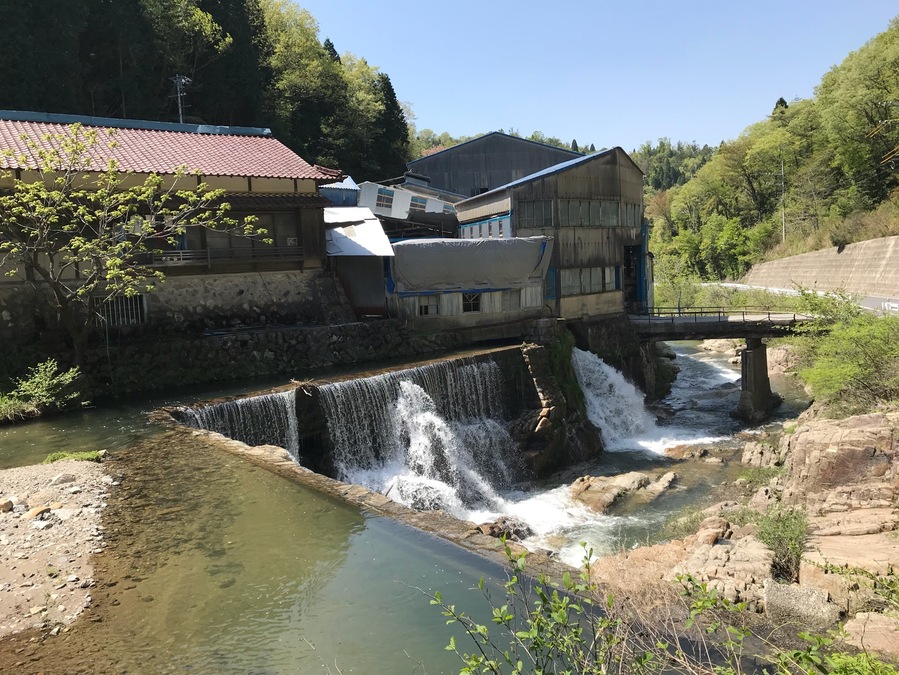 工場の下から川が