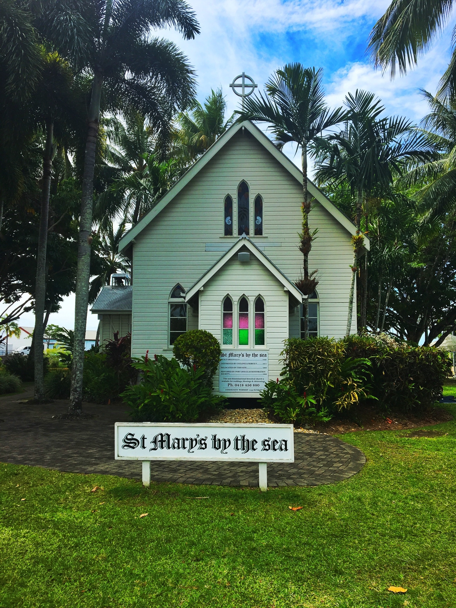 A beautiful old church right on the water in Port Douglas Queensland. A hold over from the old days before all the resorts and development.
#green #churches #queensland #australia