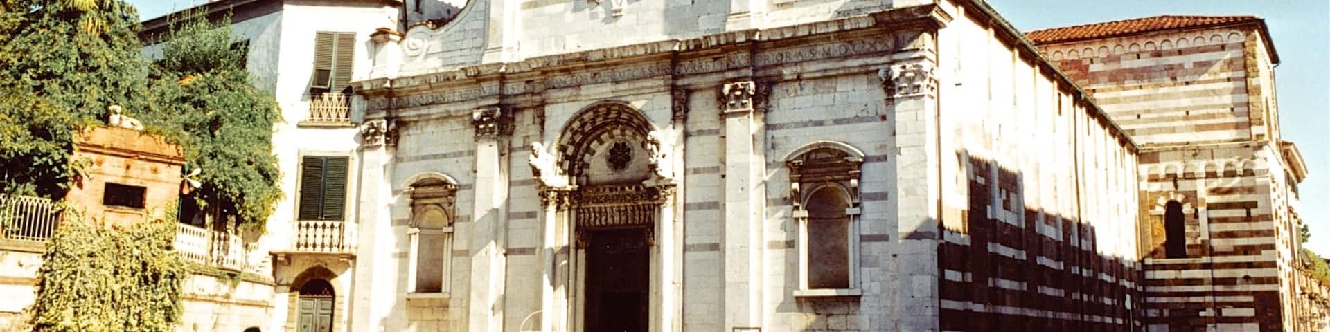 The church of Santi Giovanni e Reparata is a church of Lucca that is located in Piazza San Giovanni.
The first seat of the bishops of the diocese, when the dignity of cathedral at the beginning of the eighth century was transferred to St. Martin remained its right to the baptismal font, and this made the relationship between the two sacred buildings always very close. At the beginning of the nineteenth century the church was destroyed by the Napoleonic government, deprived of its furnishings and destined to house the archives of the ancient Republic. In 1828 it was reopened to worship, but in a very changed situation. The present structure dates back to the reconstruction of the second half of the XII century, but its origins are much older.