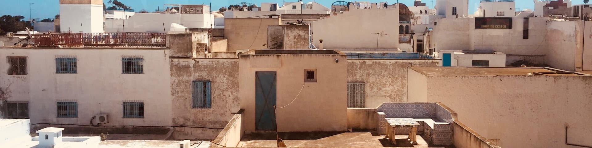View over the Old Medina of Hammamet and it’s blue/white rooftops ! 👁