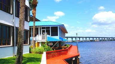 Along this beautiful boardwalk in Stuart Florida. You can see a spectacular view of the Roosevelt Bridge. There's also a great restaurants along the Riverwalk.