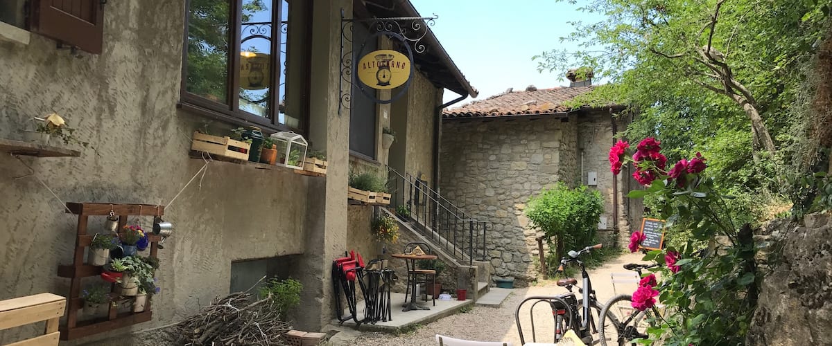Fantastic place in Rocca Malatina national park where to rest and eat great local food prepared in the local oven. Close to where the climb to Sassi starts.