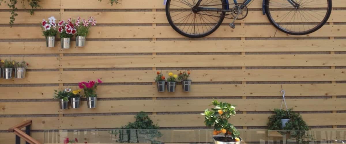 A nice place to enjoy your iced coffee. A beautiful roof garden with interesting deco ideas.