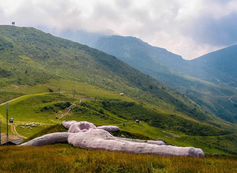Gelitin, a group of artists from Vienna, has erected a pink bunny measuring 200 feet in length (about 60 metres) on the side of a northern Italian mountain.
The artwork, titled "Hase" (which translates simply as "Hare"), is located at a height of 1600m on the mountain Colletto Fava where there is a ski resort. This is near the village of Artesina, Piemonte, Italy.
#weird #wonderful #italy #travel #adventure