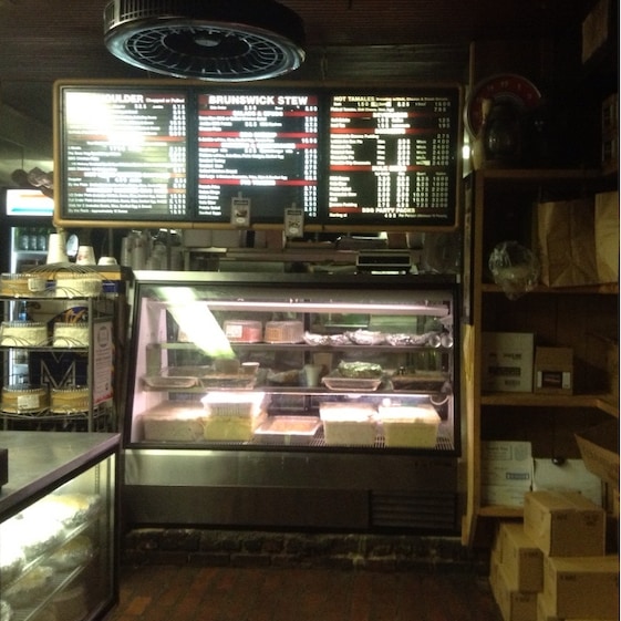 A "hole in the wall" type place with great local barbecue. The pulled pork and beans were really good. #Smokehouse