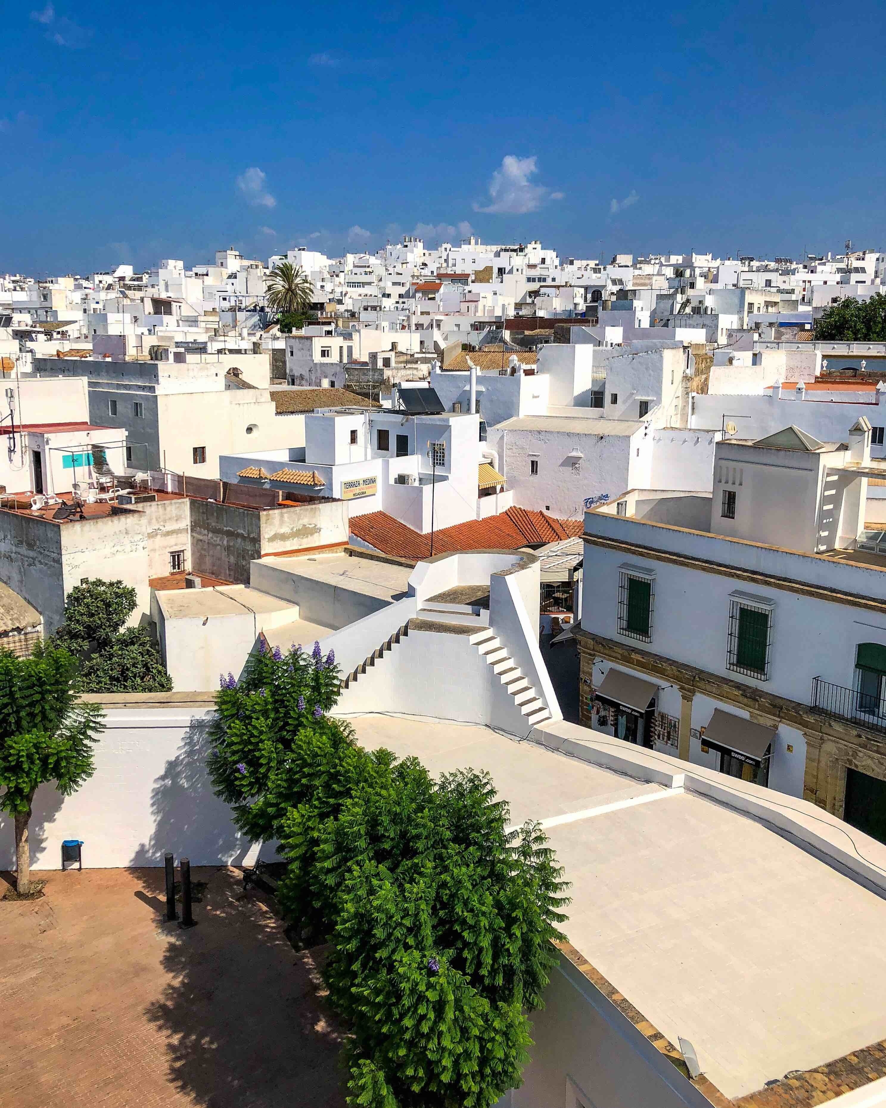 Um jovem turista na passarela da praia bateles em conil de la frontera  cadiz andaluzia