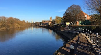 The River Severn north towards Worcester. The cathedral on the right, built between 1084 and 1504, represents every style of English architecture from Norman to Perpendicular Gothic. It is famous for its Norman crypt and unique chapter house, its unusual Transitional Gothic bays, its fine woodwork and its "exquisite" central tower