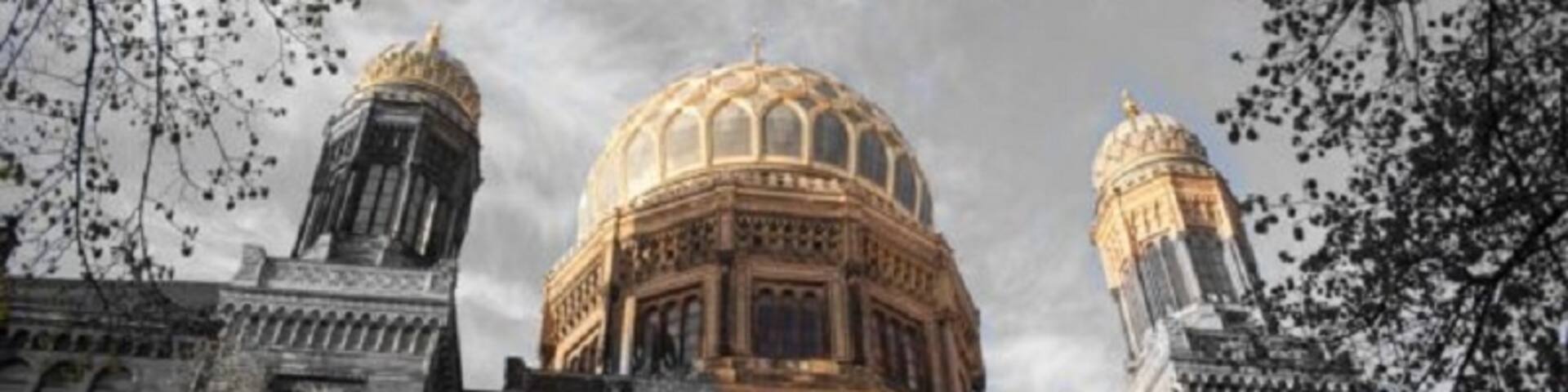 The Berlin Experiences is offers the excellent packages for Berlin War Tours. You can easily book before seven days in advance, so to allow the time for the arrangement of your personal wishes. Booking can be made very easily by filling the booking form.
http://www.berlinexperiences.com/cold-war