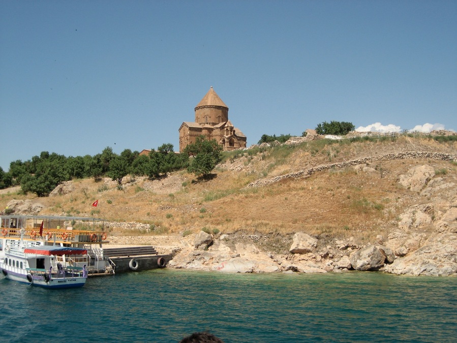 Primarily, you come to Lake Van to take a boat over to see Akdamar, an Armenian church on an island in the middle of this large lake. #Trove on