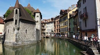 The amazing moments when you discover a new wonderful place topped by having some of your closest friends with you 
#annecy #france #castle #friday #alusoare #bucketlist #beautifuldestinations #roughguides #natgeotravel #bbctravel #kings_villages