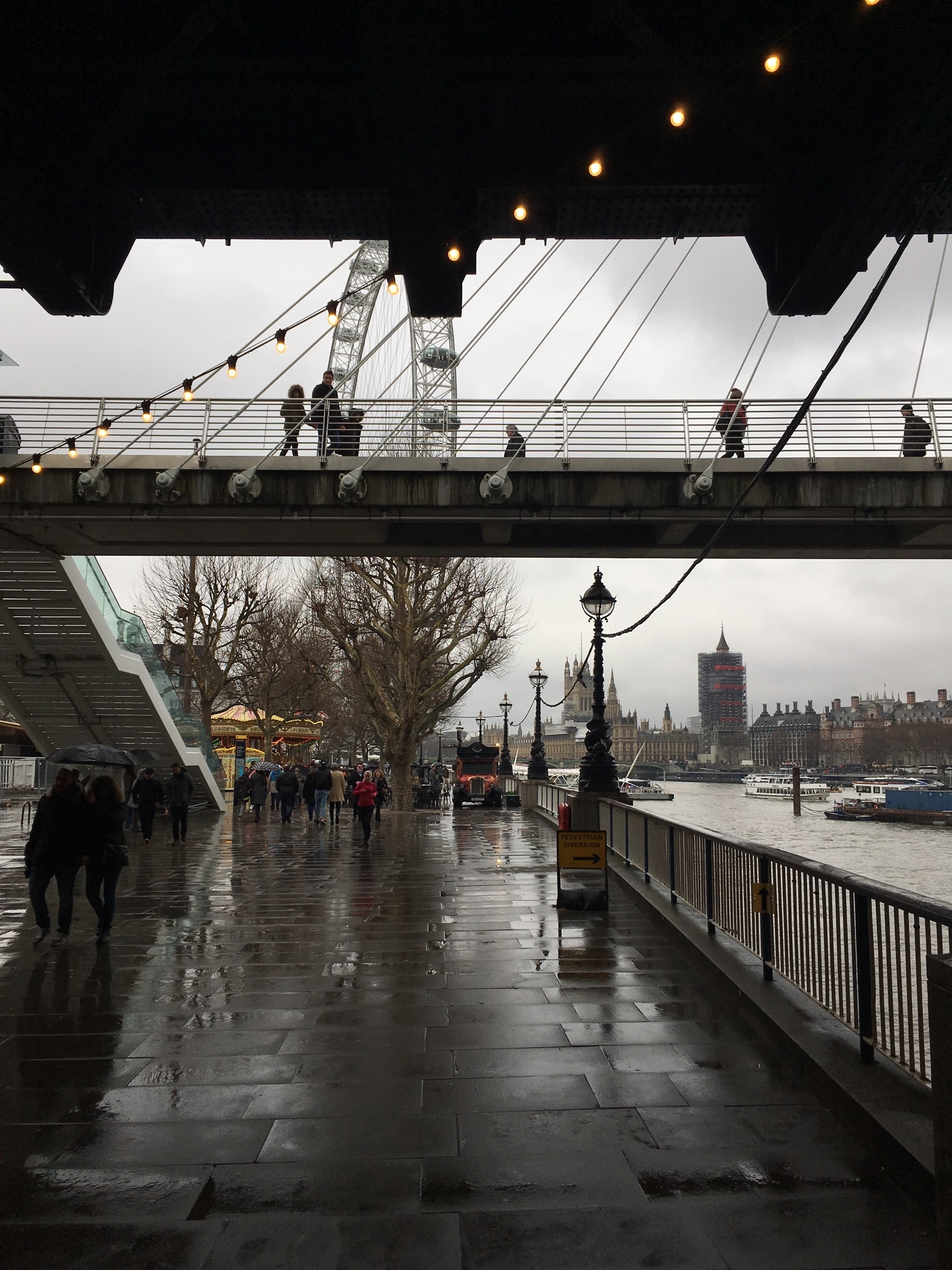 Rainy London adjacent to the powerful Thames swirls! 