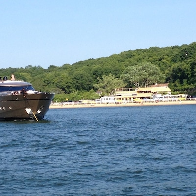 Great shot of Sunset Beach on Shelter Island from our boat, before heading closer to anchor and swim in. A beautiful little slice of Southern France right here on Long Island Sound! If you get a chance, definitely check this place out.