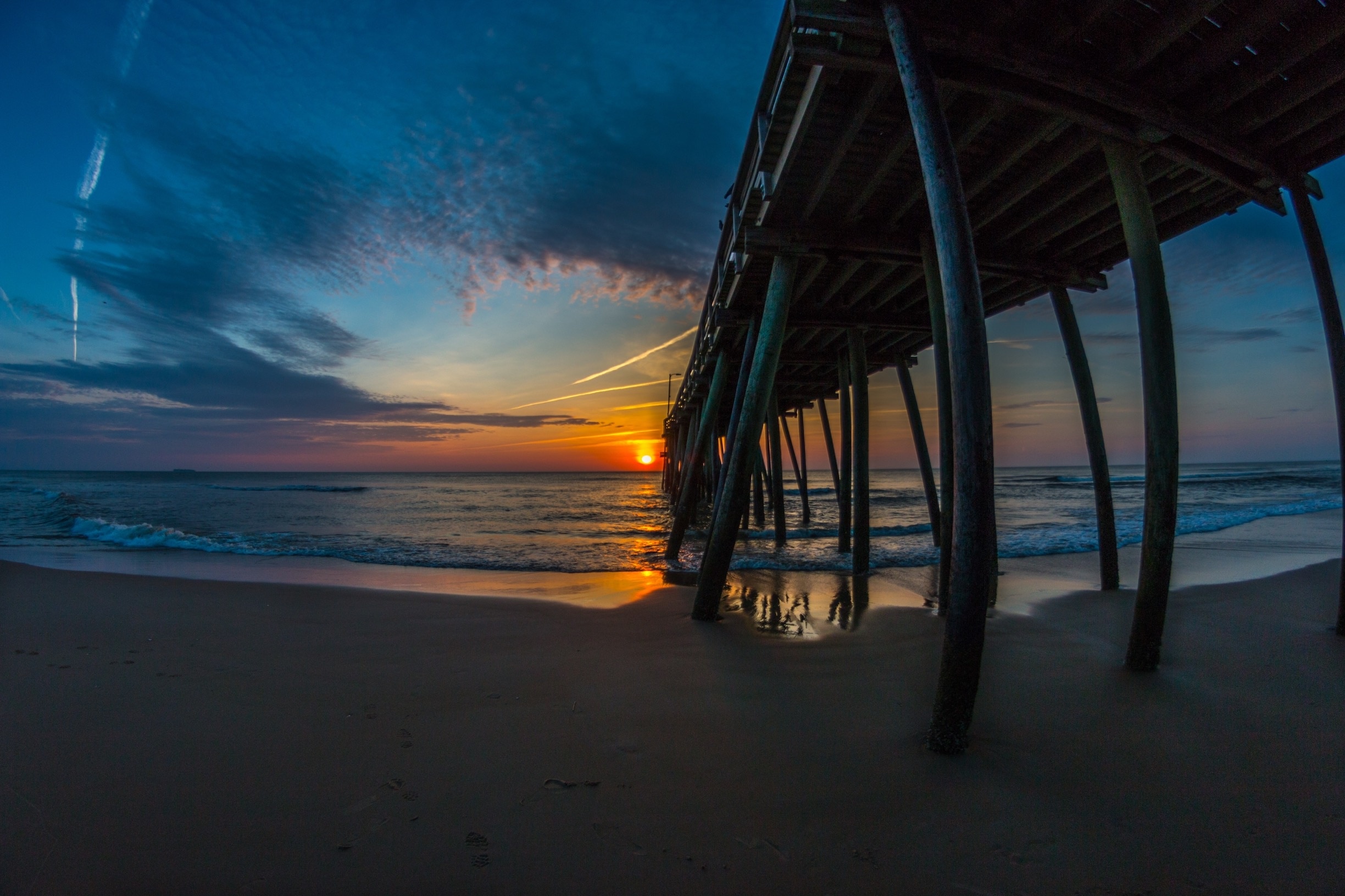 A beautiful sunrise at the Virginia Beach  Pier. Waking up early has never been so beautiful. 

#virginiabeach #sunrise
#travel #roadtrip #pier #ocean #nature #landscape
#Golden
#nature