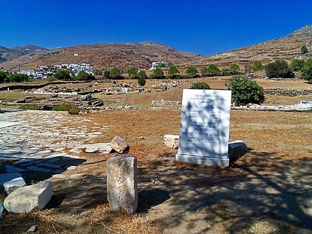 Kionia unfolds itself next to the beautiful seaside road of the island, around 3 kilometers away from Chora. Besides the beautiful beach, you will also find here the ancient shrine dedicated by the locals to Poseidon and his wife Amphitrite. The myth says that it was built to thank Poseidon for clearing the island of snakes. 