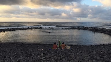 This part of the coast offer to people natural and rocky pool from beach. How pleasure is to swim there when people left and night is coming! Swimming in that pools was one of the craziest experience I ever had, watching waves beating the rocks without seeing your feet when darkness falling...  #beachbound 