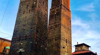 Two towers on fire 🔥 
#trovember
#sunset
#bologna
#architecture
#italy