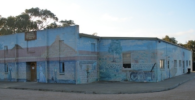 Elliston Town Hall

Many of the  buildings on the Eyre Peninsula have been decorated with murals.

The mural on the Elliston Town Hall  displays the  pioneering history of the area.