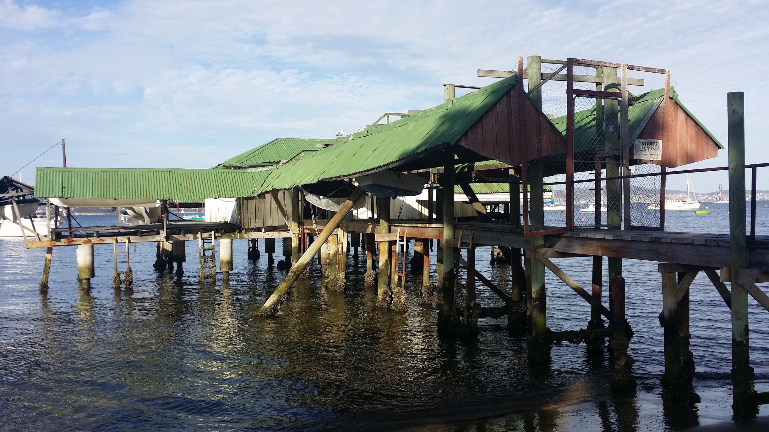 Note the hanging 'tinnies' on this quaint makeshift jetty just three minutes walk from the lavish Wrest Point casino.  Who needs architectural design when "she'll be right" more than does the trick?