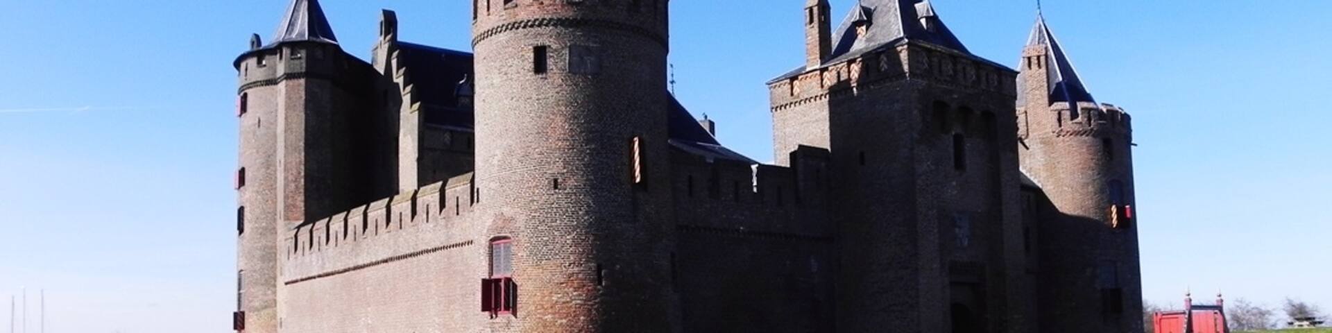 Impressive castle in the lovely small town of Muiden in the Netherlands - http://wp.me/p1hz24-1aN