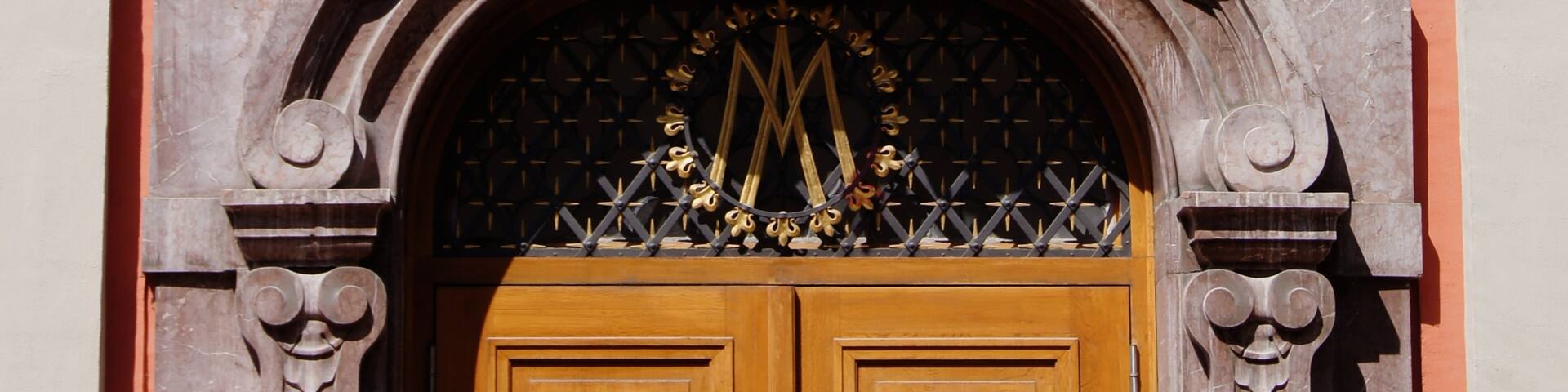 #München #Germany
Caminhando pelas Neuhauser Straße e Kaufingerstraße desde a Karlsplatz até à Marienplatz fui-me maravilhando com os datalhes das fachadas, com as fontes, com as estátuas e as esculturas, com as cervejarias, as lojas de departamentos, a arquitetura das Prefeituras Nova e Velha e com as igrejas. Tudo maravilhoso.
Walking along the Neuhauser Straße and Kaufingerstraße from Karlsplatz to Marienplatz, I marveled with the datailes of the façades, fountains, statues and sculptures, with breweries, department stores, architecture of New Town Hall and Old Town Hall and with the churches. All wonderful.