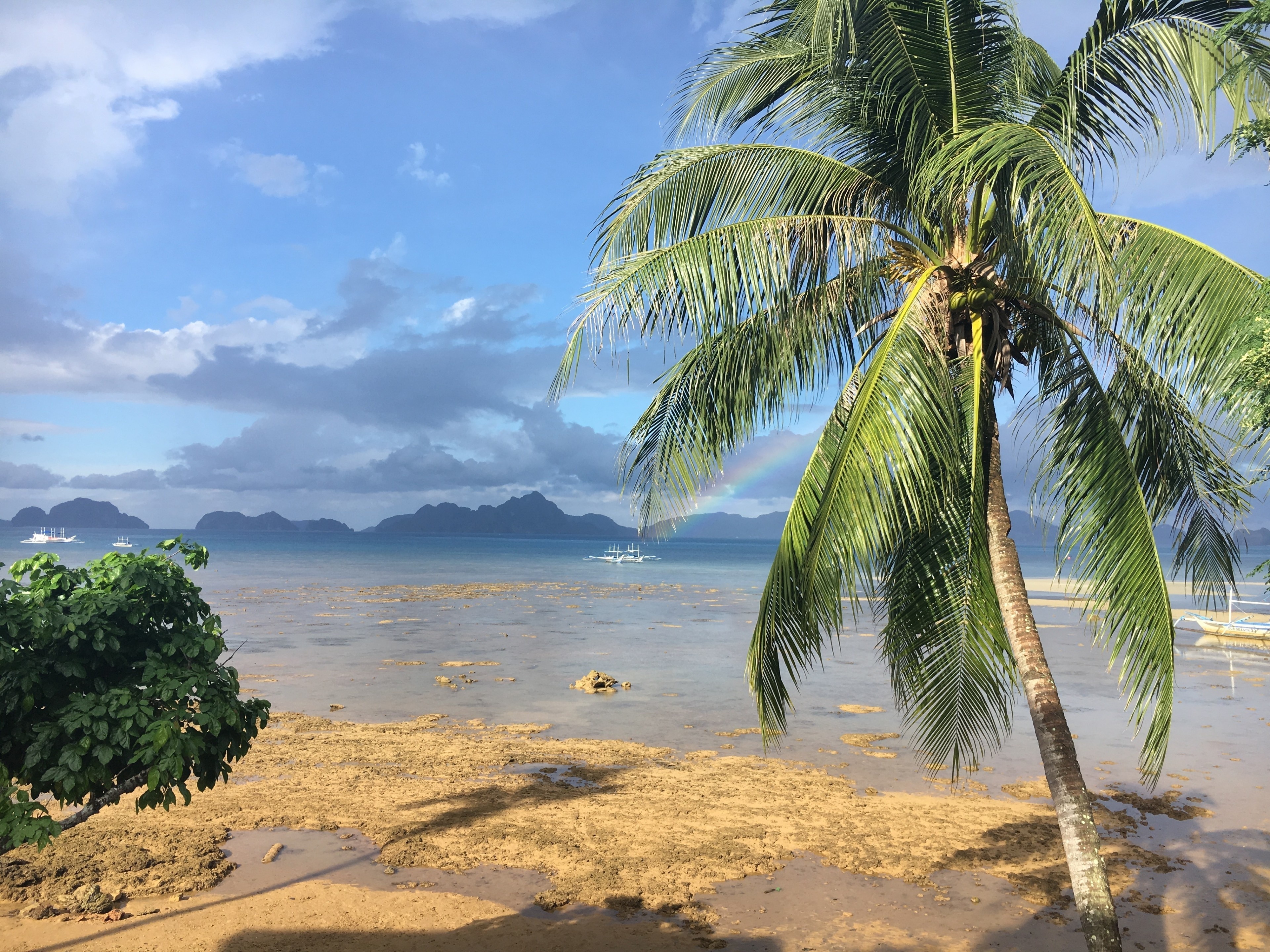Get up early and catch the unreal lighting over the water in El Nido. #LifeatExepdia #beaches #rainbowsandpalmtrees