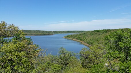 value: "This is an overview of lake mineral wells near the rock climbing area."
